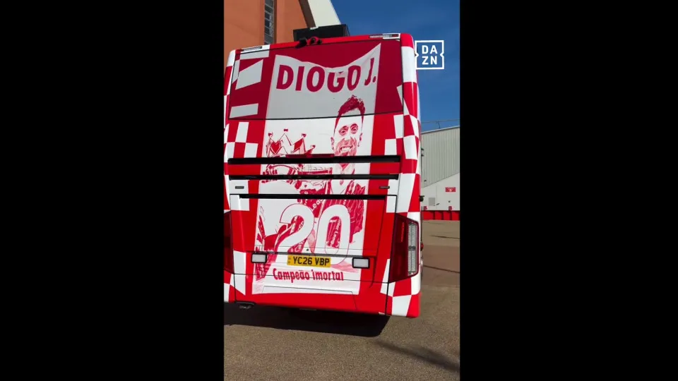 Liverpool homenageia Diogo Jota no autocarro (com mensagem em português)